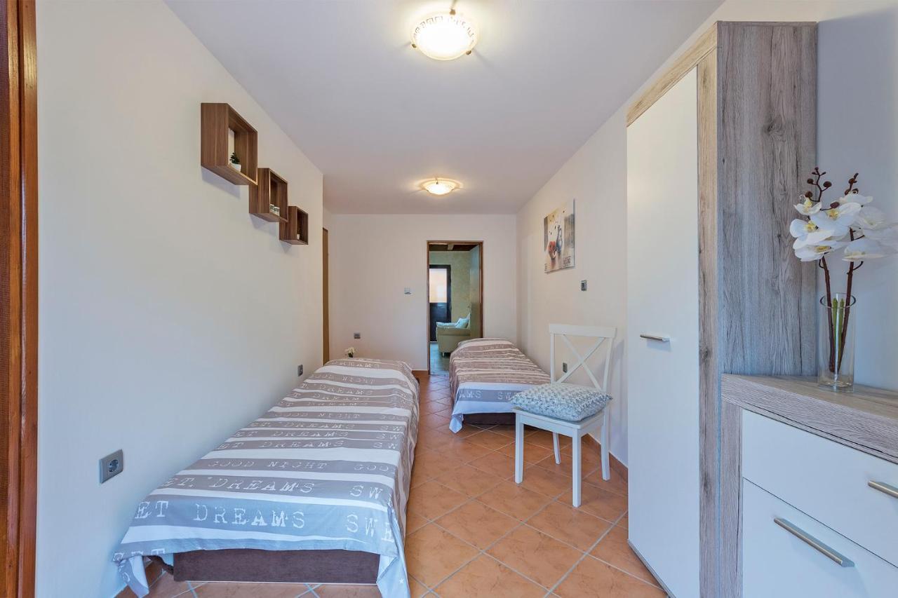 Apartments Tina & Denis Pula Zewnętrze zdjęcie
